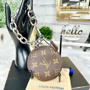 Louis Vuitton monogram round vintage coin purse with chain. Nice vintage!